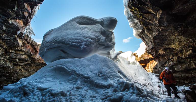 lofthellir ijsgrot in IJsland betreden