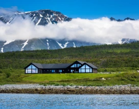 lyngen-lodge-voorkant-thumb