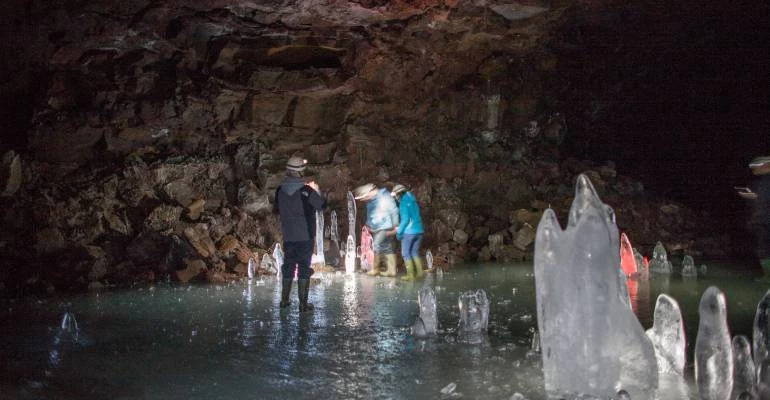 lofthellir ijsgrot in IJsland ijssculpturen