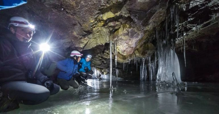 lofthellir ijsgrot in IJsland ijssculpturen