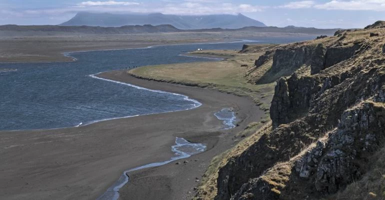 lava strand in mei in ijsland