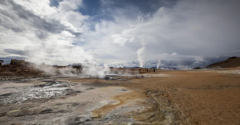 vulkanische landschappen in ijsland met kinderen