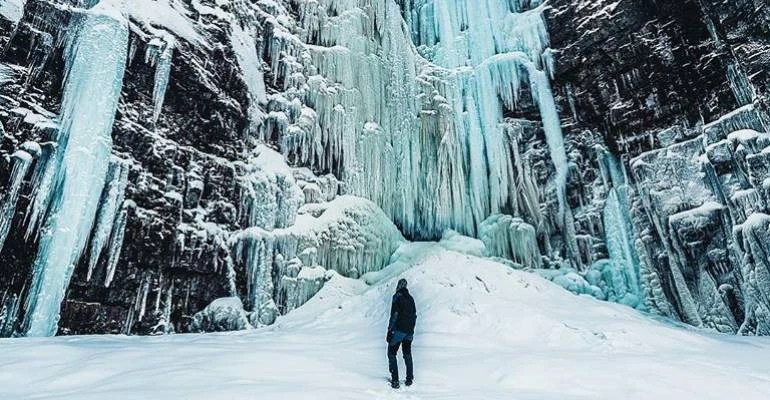 Sneeuwschoenwandelen naar de Njupeskar waterval